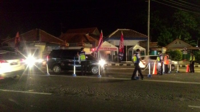 Volume Kendaraan Terus Bertambah, Petugas Berlakukan Buka Tutup di Simpang Tiga Cebongan