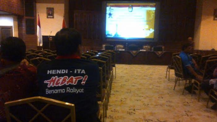 Puluhan Pendukung Hendi-Ita Datangi Balai Kota