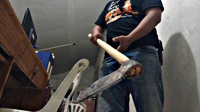 Polisi memperlihatkan sebuah kampak yang dipakai tersangka Wahudin membacok korban, Selasa (29/10/2019) sore.