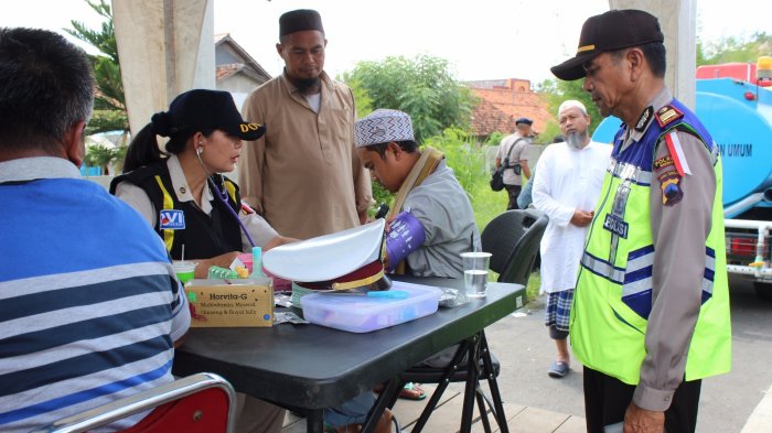 Peserta Aksi Damai Dibekali Snack dan Diperiksa Kesehatannya oleh Polres Brebes