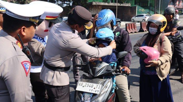 Kasatlantas Polres Semarang Bagikan Helm Gratis ke Pemotor Bawa Anak Tanpa Penutup Kepala