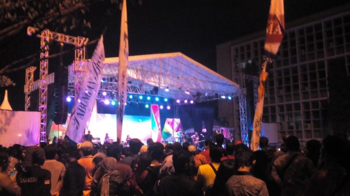 Hujan Tidak Menyurutkan Para Penonton Pentas Semarak Semarang