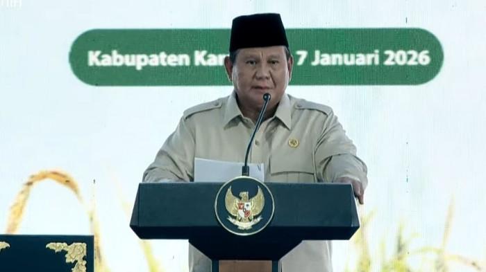 SAMBUTAN - Presiden Prabowo Subianto memberi sambutan dalam kegiatan Panen Raya dan Pengumuman Swasembada Pangan Nasional Tahun 2025 di Desa Kertamukti, Kecamatan Cilebar, Kabupaten Karawang, Jawa Barat, Rabu (7/1). Presiden mengumumkan Indonesia telah mencapai swasembada pangan pada 2025. (Istimewa/Dok YouTube Sekretariat Presiden)