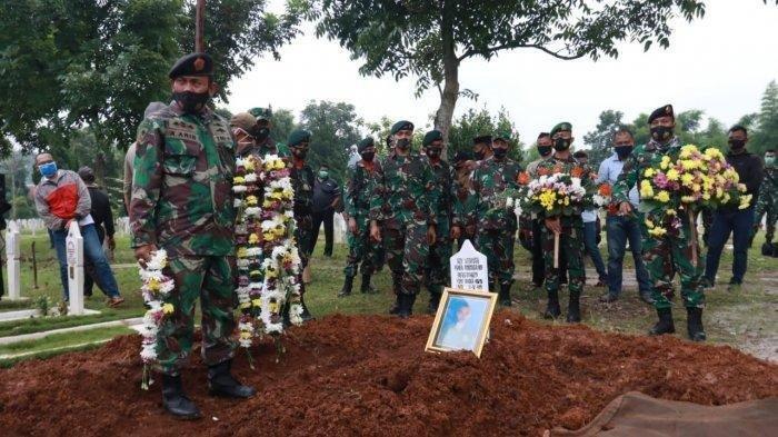 Keluarga Pratu Roy saat Upacara Pemakaman di TMP Cikutra: Mudah-mudahan Gugur Syahid