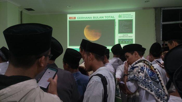 Ratusan Pelajar TBS Kudus, Nobar Gerhana Bulan