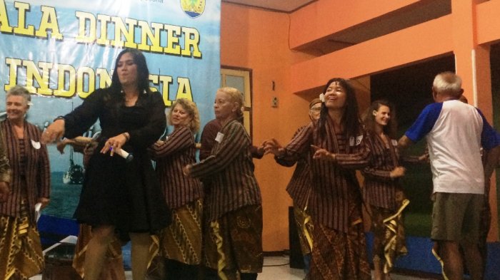 Turis Asing Peserta Sail Karimunjawa 2017 Itu Asyik Berjoget Dangdut