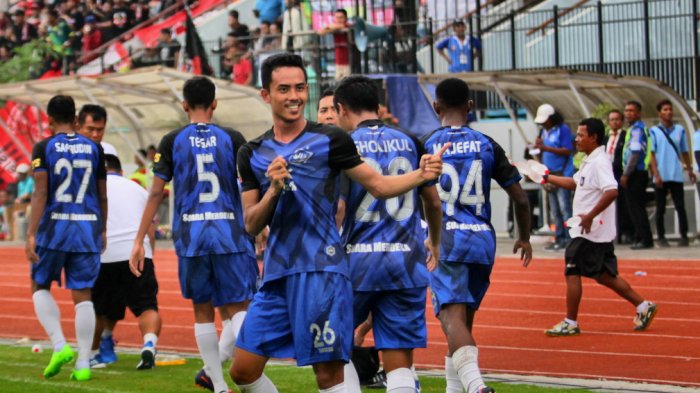 Taufik Hidayat (depan) ketika bermain untuk PSIS Semarang.