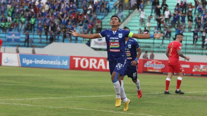 Striker PSIS Semarang, Hari Nur Yulianto merayakan golnya ke gawang Barito Putera. 