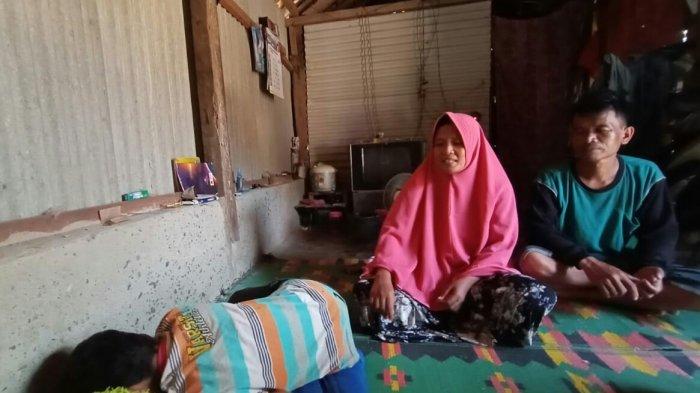 Seno (tidur) bersama ibu dan bapaknya