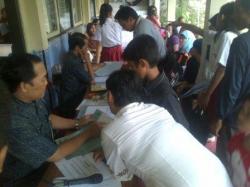 Tak Bisa Entri Data Online, Calon Siswa Mendaftar di Sekolah