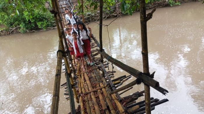 PERJUANGAN KE SEKOLAH - Setiap hari pelajar dari Kampung Jengok, Desa Wae Jare, Kecamatan Mbeliling, Kabupaten Manggarai Barat, NTT, melintasi jembatan bambu. Mereka menantang maut saat hendak saat berangkat dan pulang sekolah.
