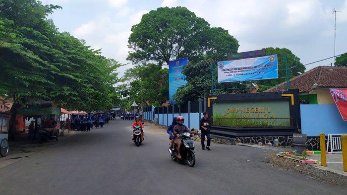 Pengendara terlihat melintasi SMP N 1 Kota Salatiga, Rabu (27/11/2019).