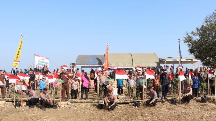 Tanam 1.000 Bibit Pohon di Pantai Bulak, Kapolres Jepara: Jaga Lingkungan Pesisir