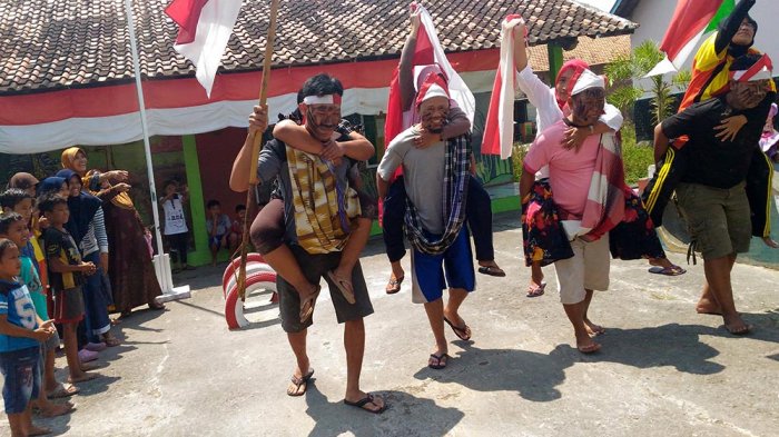 LOMBA merias wajah suami yang digelar Pendidikan Anak Usia Dini (PAUD) Indahsari, di Desa Karangsari, Kecamatan Karangtengah, Kabupaten Demak, Minggu (13/8/2017).
