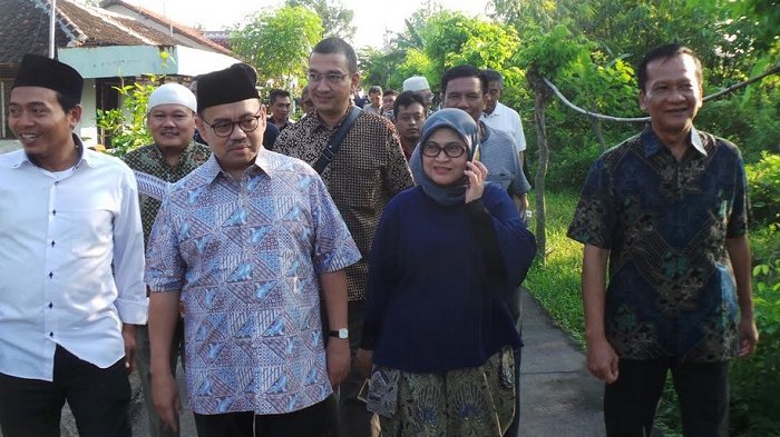 Hari Pencoblosan Sudirman Said Nyekar ke Makam Orangtua di Brebes