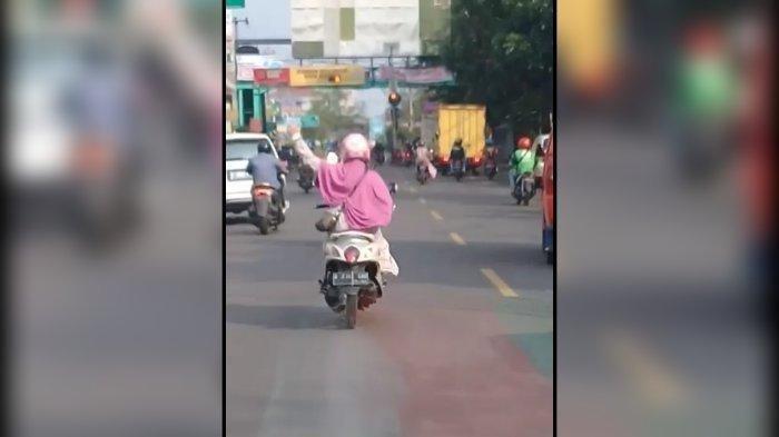 Aksi Emak-Emak Buka Jalan Ambulans yang Bawa Pasien ke RS Viral, Tegas Tanpa Basa-basi