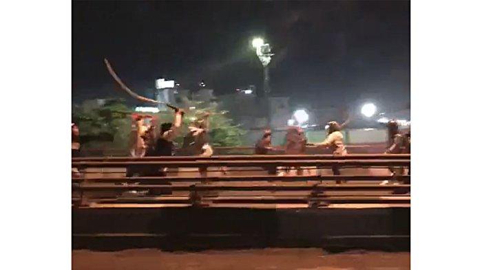 Detik-detik Tawuran Gangster di Flyover Arteri Yos Sudarso Semarang, Adu Celurit dan Petasan