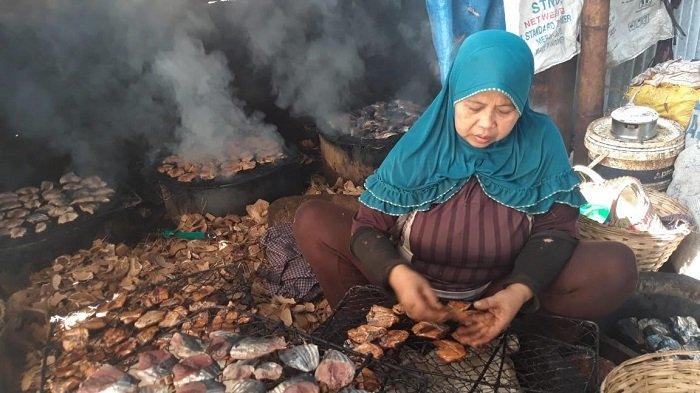 Solekhah satu diantara pemilik tempat pengasapan yang terbakar di Bandarharjo