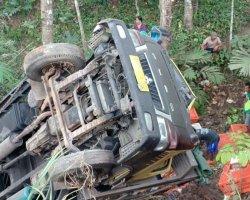 Kecelakaan Truk Pengangkut Ayam Terguling di Jalan Panggisari Banjarnegara, Muatan Lari Kocar-kacir
