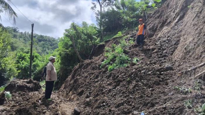 TERTIMBUN LONGSOR - Petugas BPBD Cilacap  melakukan memantau lokasi bencana tanah longsor di sejumlah wilayah, Minggu (9/11).