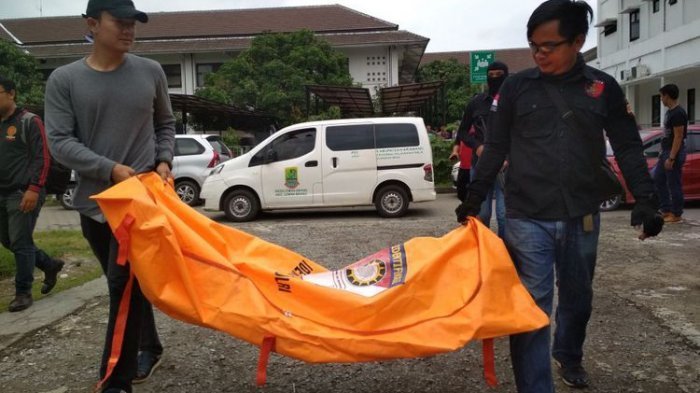 HEBOH! Mayat Anggota Polisi Dalam Mobil di Halaman Parkir Mapolres Karawang