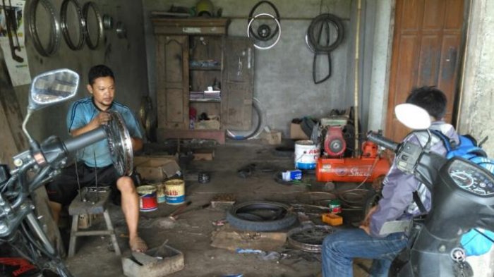 Tukang Service Pelk di Kendal Ini Sehari Perbaiki 50 Sepeda Motor Akibat Banyak Jalan Berlubang