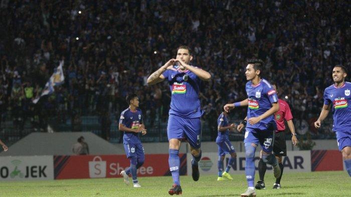 Wallace Costa merayakan gol ke gawang Persela Lamongan 