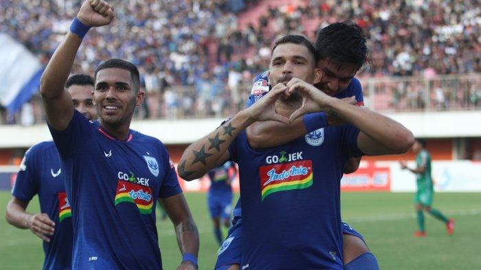 Wallace Costa merayakan gol yang ia cetak ke gawang PSS Sleman bersama rekannya dalam lanjutan kompetisi Liga 1 2019 di Stadion Maguwoharjo, Sleman, Rabu (17/7/2019). 