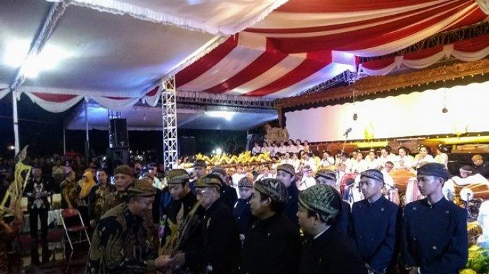 Meriah, 17 Dalang dan 102 Sinden Ramaikan Hari Wayang serta Hari Jadi Karanganyar