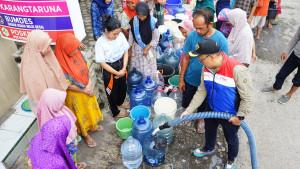 12112025-pertamina-kilang-cilacap-salurkan-air-bersih-di-bumiayu-brebes.jpg
