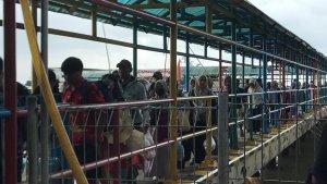 20250630_Wisatawan-melintas-dari-Pelabuhan-Kartini-Jepara_1.jpg