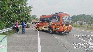 20250712_kecelakaan-dengan-truk-di-Tol-Jombang.jpg