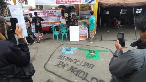 202508021_kaus-bergambar-wajah-Ahmad-Husein-jadi-keset-di-Pati_1.jpg