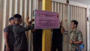 20250804_Kejari-Karanganyar-memasang-papan-informasi-penyitaan-52-kios-_1.jpg