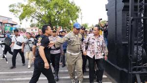 20250805-_-Ketegangan-di-Depan-Pendopo-Bupati-Pati.jpg