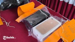 20250805_perampasan-ponsel-iphone.jpg