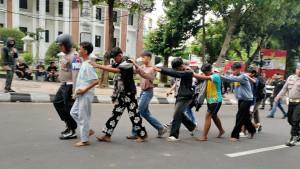 20250903_Para-Anak-anak-digelandang-ke-Polda-Jateng_1.jpg