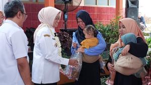 20250910-_-Bupati-Kebumen-Serahkan-Susu-Bantuan-ke-Warga.jpg