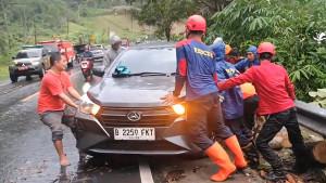 20250911_Evakuasi-mobil-yang-tertimpa-pohon-tumbang-di-Banyumas_1.jpg
