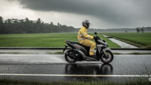20250912_Astra-motor-jateng_berkendara-hujan.jpg