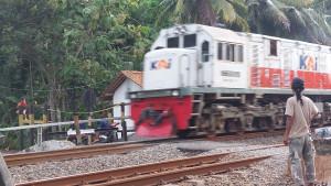 20250914_Kereta-api-melintas-di-perlintasan-sebidang-Kebumen_1.jpg