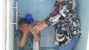 20250914_Orang-tua-saat-memandikan-anaknya-di-Lapas-Indramayu_1.jpg