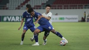 20250914_Pemain-PSIS-Semarang-Aqsha-berebut-bola-Noriki-Akada-Persiku-Kudus_1.jpg