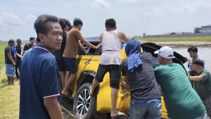 20250914_Warga-Pati-evakuasi-mobil-pajero-di-sawah_1.jpg