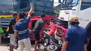 20250915-_-Kecelakaan-Beruntun-di-U-turn-Wonokerto-Demak.jpg