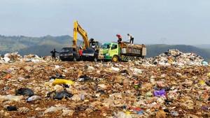 20250915-_-Petugas-Membuang-Sampah-di-TPA-Darupono-Kendal.jpg