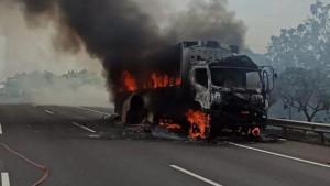 20250916_Truk-boks-pengangkut-paket-terbakar-di-Tol-Cipali.jpg