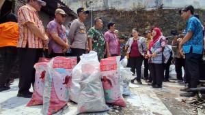 20250916_Wali-Kota-Semarang-Agustina-Wilujeng-meninjau-rumah-korban-kebakaran_2.jpg