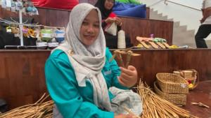 20250917_Perajin-UMKM-dari-eceng-gondok-asal-Kabupaten-Semarang-Rofidah_1.jpg