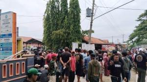 20250918-_-Warga-Sengon-Brebes-Geruduk-Kantor-Desa.jpg